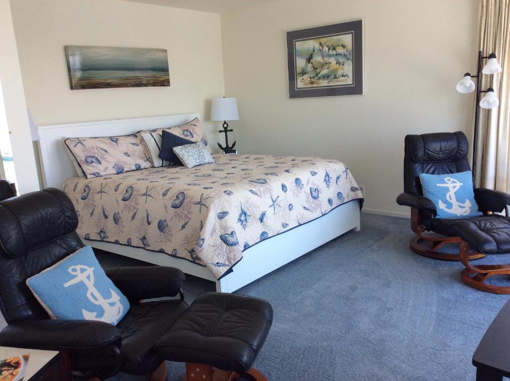 Room and property views from Gary's Inn & Gallery
